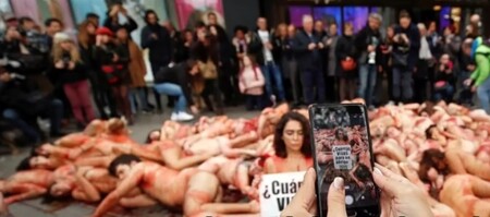 Asi pět desítek obránců práv zvířat včera protestovalo ve Španělsku proti nošení kožešin a oděvů z kůže. Nazí a polití umělou krví nehnutě leželi na rušném náměstí v centru Barcelony. 