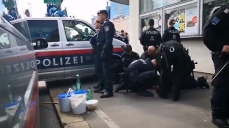 Rakouská policie se v posledních dnech stala středem pozornosti kvůli sporným zásahům na páteční demonstraci za ochranu klimatu ve Vídni. 