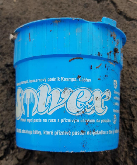 Velké množství rezavých plechovek, děravé sudy, rozbité židle a další harampádí vylovili z vody účastníci včerejší akce Ukliďme Orlík. 