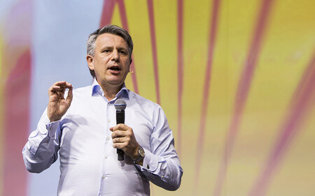 Generální ředitel Shellu odmítl návrh akcionářů na výrazné přeorientování strategie společnosti z fosilních paliv na obnovitelné zdroje. 