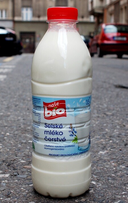 Biomléko je oproti konvenčnímu ve srovnatelné kvalitě dražší jen o pár korun. Srovnávat mléko v bio kvalitě s 