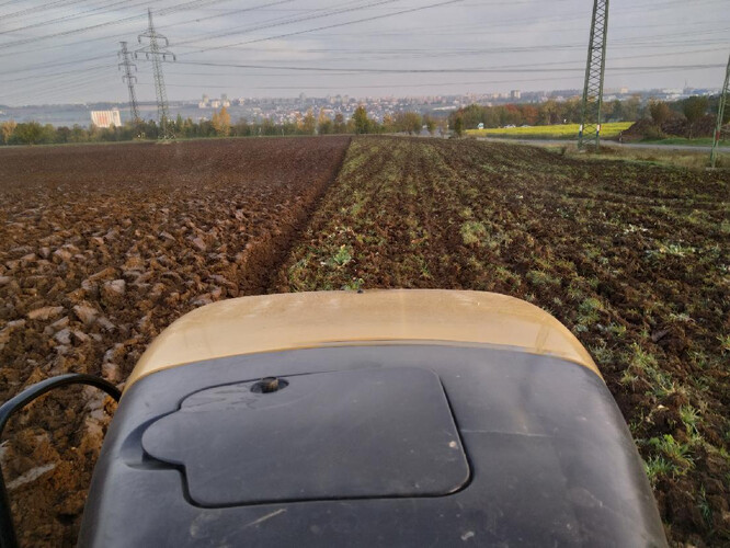 Vlevo orba s předradličkou. Vpravo podrývání s diskovým zapravovačem rostlinných zbytků.