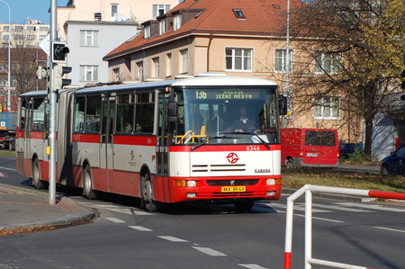 Podle odpůrců bude dražší jízdné důvodem, proč lidé pro cestu začnou používat místo veřejné dopravy automobil. Zejména pro ty, kteří do Prahy nejezdí pravidelně.
