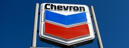 Cedule s logem Chevron Foto: Roo Reynolds Flickr 