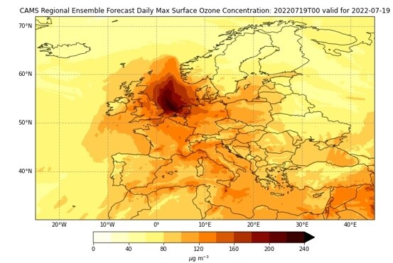 Regionální ansámblové předpovědi CAMS pro denní maximální koncentrace ozonu při zemském povrchu v Evropě inicializované 19. července 2022.