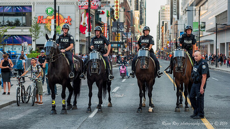 Jízdní police dohlíží na protest proti DAPL.