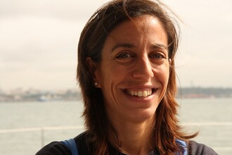 „Všichni mají rádi delfíny,“ usmívá se Maria João Fonsecová. V roce 1998 stála u založení organizace Vertigem Azul provozující pozorování setúbalských delfínů