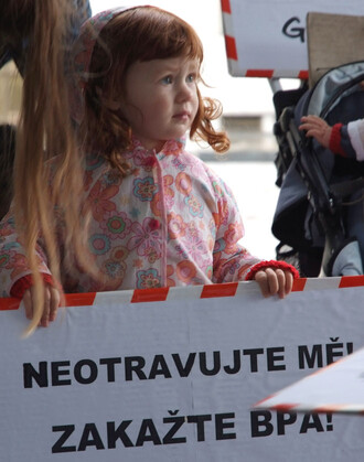 Zákaz BPA v dětských lahvích organizace Greenpeace považuje za pouze dílčí krok, na fotografii malá holčička požadující zákaz BPA v kojeneckých lahvích.