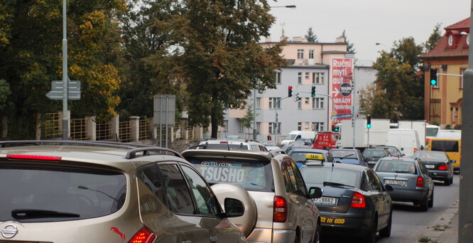 Kolona aut je na silnicích v Praze běžná.