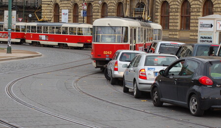 Elektrobusy s trolejí fungují tak, že na trase linky se střídají úseky, kdy jede na baterii a kdy na elektřinu z troleje. Při připojení na trolej se zároveň dobíjí baterie. Kromě linky 140 chystá DPP elektrifikaci také linky číslo 207 mezi Ohradou a Staroměstskou. Tady by měly jezdit klasické elektrobusy, které dobíjejí baterie u nabíjecích stanic. / Ilustrační foto