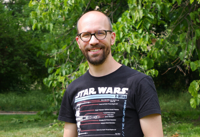 Jan Vávra se ve své práci v Oddělení lokálních a regionálních studií Sociologického ústavu Akademie věd ČR zabývá sociologií životního prostředí. Mezi jeho hlavní témata patří pěstování potravin formou zahrádkaření, sociální aspekty změn klimatu a udržitelný rozvoj regionů. 