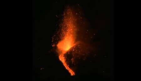 Na italském ostrově Sicílie se opět probudila k životu sopka Etna, z níž se valí hustý dým a vytéká láva. / Ilustrační foto