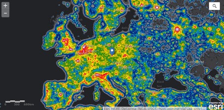 Světelné znečištění nad Evropou. Modrý štítek s kroužkem ukazuje na Prahu.