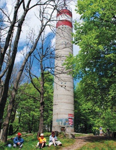 Geodetická měřičská věž na hoře Csóványos (938 m). 
