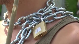  Policisté odpoledne přikročili k rozbíjení řetězů, které měli někteří i kolem krku.