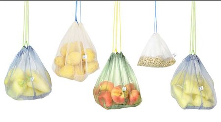 Základní surovinou pro bioplasty je kukuřičná celulóza, která se nadále zpracovává na stejných strojích jako klasické plasty. Výroba je ale oproti nim o 65 procent méně energeticky náročná