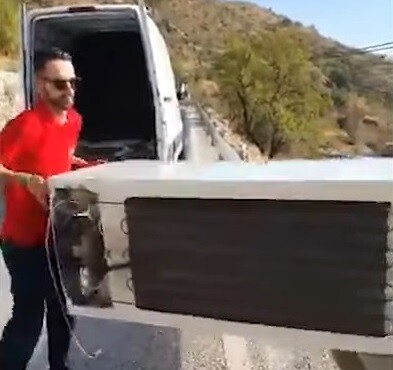 U jihošpanělského města Almería si chtěl muž ulehčit práci s vyhazováním staré lednice tím, že jí shodil ze srázu. To se mu však nevyplatilo. 