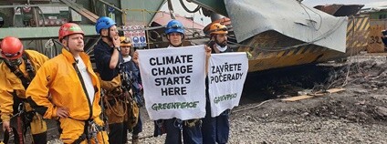 Protest Greenpeace na rypadle v lomu Vršany září 2020 Foto: Jana Pravdová Greenpeace 