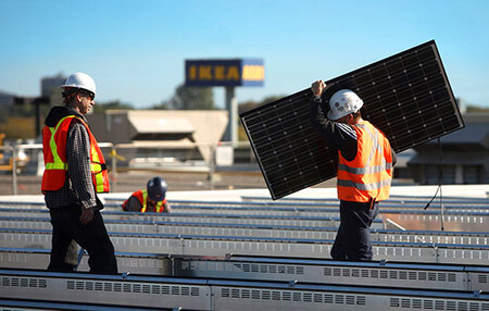 Většina prodejů solárních panelů společnosti Hanergy prostřednictvím řetězce IKEA pocházela ze zakoupené německé firmy Solibro. Ta musela ve své továrně nacházející se nedaleko Berlína významně omezit výrobu. 