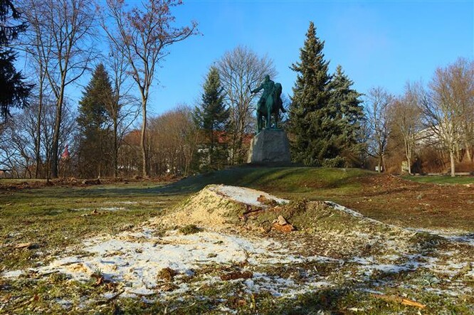 Na základě dendrologického průzkumu byly v parku pokácené téměř čtyři desítky stromů.