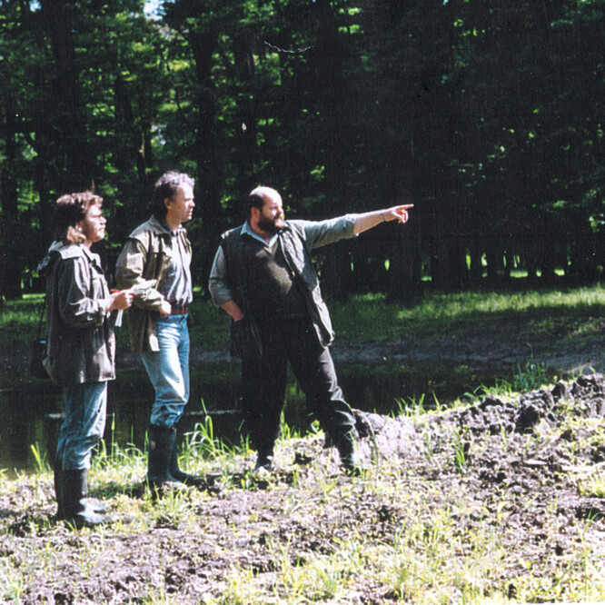 Jaro 1996 – na hrázi mezi dvěma obnovenými jezírky na lokalitě Kesle v lužním lese Soutoku,  zprava Ing. B. Balga, O. Pražák a Ing. K. Halačka. 