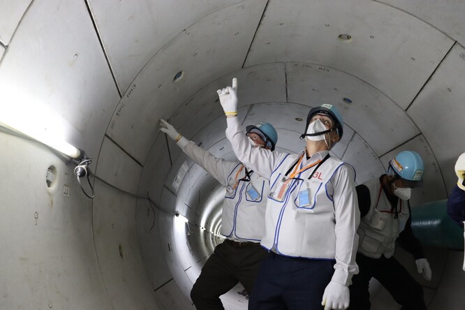 Kontrola vypouštěcího zařízení pro vypouštění vody s tritiem, konkrétně tunelu, před jeho dokončením a spuštěním.