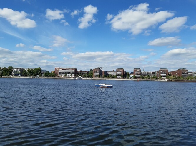 Obr. 2. Pohled přes záliv jezera Rummelsburg.