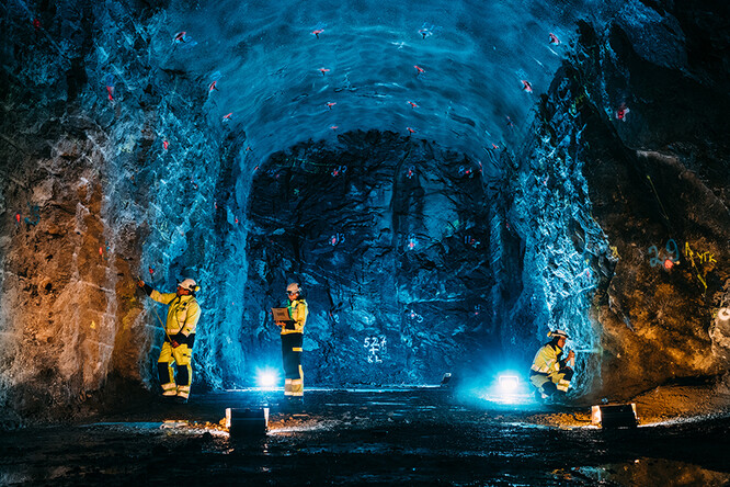 Budování geologického konečného úložiště Onkalo ve Finsku.