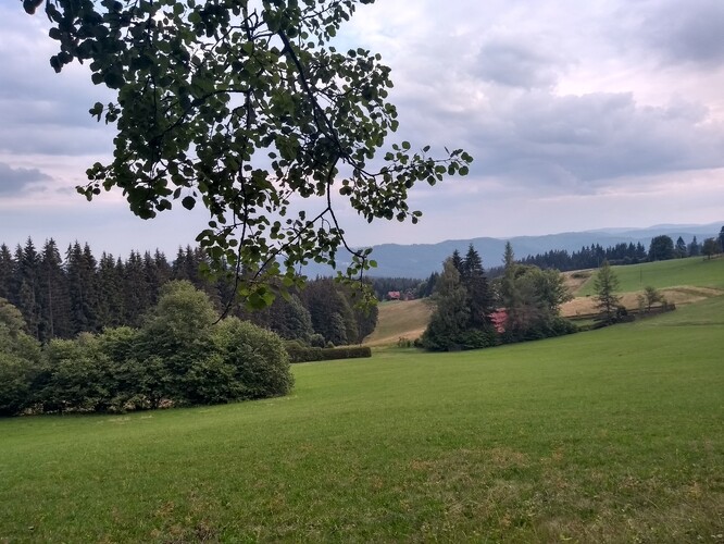 Pokud by měl uhelné bloky významně nahradit vítr, museli bychom postavit tisíce až desetitisíce větrných turbín. Ty by bylo potřeba většinou stavět cenných horských partiích. Je otázkou, zda opravdu chceme naši krajinu zaplnit těmito konstrukcemi. Na snímku česko-slovenské pomezí.
