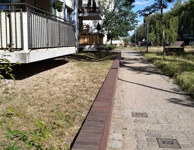 Obr. 12. Průlehy na sídlišti na druhé straně zátoky.