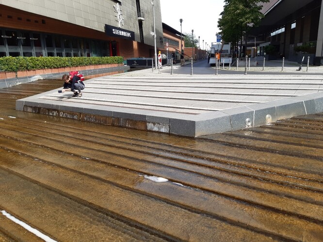 Obr. 30. Čerpání vody do části Piazza městského jezera.