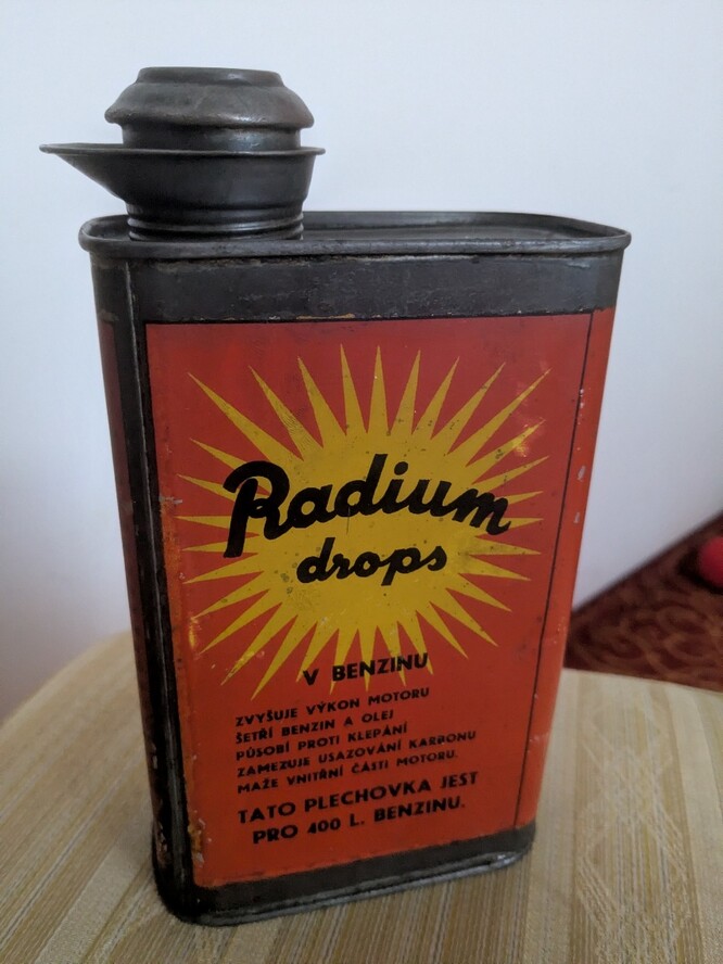 Plechovka pro aditivum s radiem do automobilového paliva