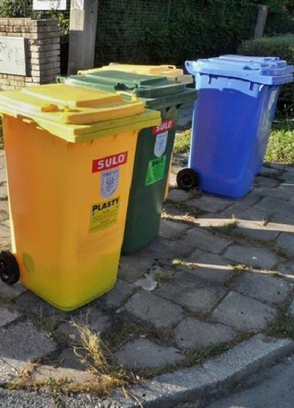 Nádoby na tříděný odpad k rodinným domům začali zdarma nabízet v Doksech na Českolipsku. 