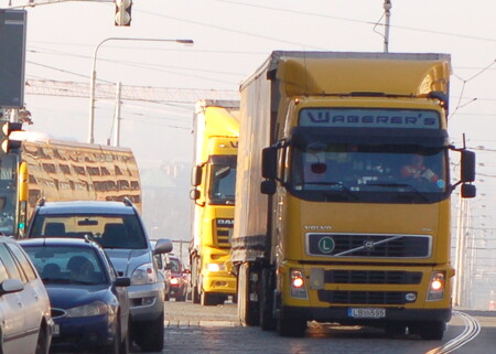 V Praze existují dvě zóny s omezením pro autobusy a nákladní vozy. První zahrnuje historické centrum, kam ve všední dny mezi 08:00 a 18:00 nesmí vozy nad 3,5 tuny a autobusy bez udělené výjimky. Širší zóna se zákazem aut na šest tun sahá severojižně od Bubenče po Braník, na západě zahrnuje Smíchov kolem Vltavy a severně od Plzeňské ulice a na východě část Vinohrad a Vršovic.