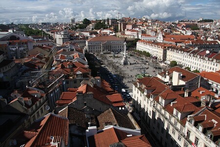 Náměstí Rossio je jedno z center Lisabonu. Ačkoli vzory na jeho dlažbě připomínají mořské vlny, tak daleko tsunami nedosáhla.