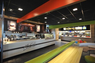 V interiérech McDonald's jsou používány recyklované materiály, řetězec se snaží chovat se ekologicky.