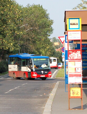 Změny trasování linek by se měly připravovat zásadně ve spolupráci s městskými částmi. Příprava těchto změn za zády částí a jejich následné prosazování je nejen pohrdáním vedení příslušných městských částí, ale i vysoce nepraktické. Dochází k přehmatům, kterým by se dalo dialogem předejít