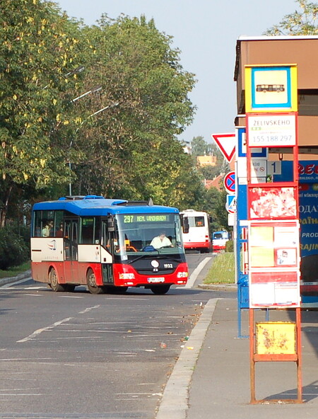 Nebylo by nakonec lepší, kdyby developer postavil namísto parkovacích stání třeba nějaké přístřešky na autobusových zastávkách, prodloužení tramvajové trati nebo mateřskou školu?