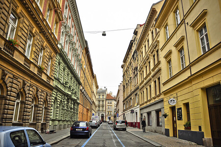 Jenom namalovat modré zóny nestačí. Dopravu v klidu je potřeba řešit komplexně.