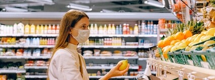 Nakupující žena v roušce Foto: Anna Shvets Pexels 