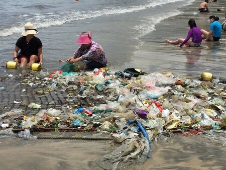 Odpadová tsunami se na hongkongské pláže vlila začátkem července.