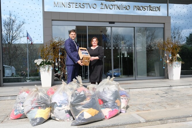 Oděvy sbírali pro Oděvní banku také zaměstnanci a zaměstnankyně šesti ministerstev. Část materiálu dnes zástupkyním banky předal ministr životního prostředí Petr Hladík.