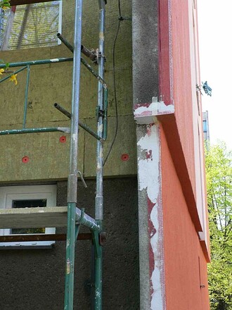 Při zateplování bez projektu může vzniknout řada chyb. Na snímku je například zateplení bočního panelu zcela nesmyslně založeno asi o 30 cm výše než zateplení průčelní stěny. Přesahující část štítového panelu bez zateplení bude působit jako masivní tepelný most. Je velké riziko, že v koutech přilehlých místností bude růst plíseň.