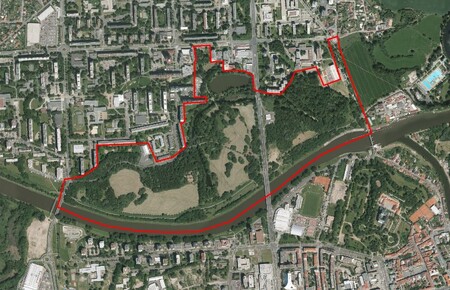Pravý břeh Labe v Pardubicích město postupně promění. Plánuje postavit lávku přes řeku, v lokalitě vybuduje informační systém a doplní městský mobiliář. 