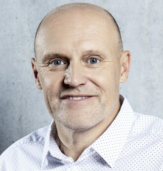 prof. Dr. Ing. Miroslav Černík, CSc. je ředitel Ústavu pro nanomateriály, pokročilé technologie a inovace při Technické univerzitě v Liberci.