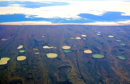 Permafrost zaujímá 25 procent nadmořského území na severní polokouli. Na snímku tající permafrost v kanadské Hudsonové zátoce.