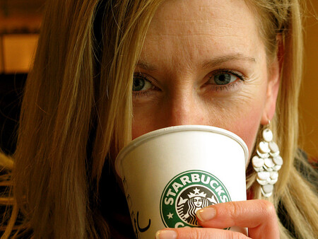 Řetězec Starbucks má po celém světě více než 28.000 kaváren. V České republice byla první kavárna Starbucks otevřena v roce 2008. / Ilustrační foto