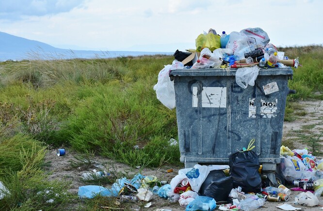 Plastů je na světě momentálně o něco méně, ale bohužel to neznamená, že by bylo méně i plastových odpadů.