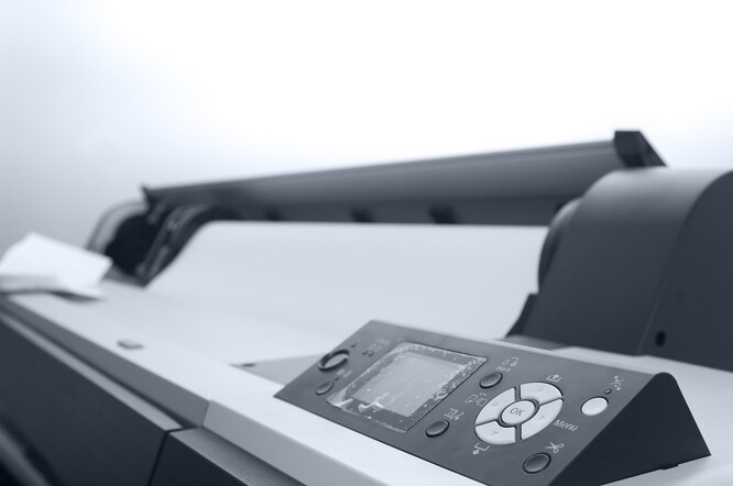 Z jedné tuny starého papíru vyrobíte tunu recyklovaného (z 1 tuny kancelářského papíru dokonce 2 tuny recyklátu). Ale recyklace je energeticky náročný proces a jeho zdroj prozatím velkou měrou dlí jen ve fosilní energetice. Situace tak spěje do bodu, že recyklace papíru produkuje zhruba o 10 % více emisí, než výroba papíru docela nového. 
