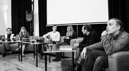 Za chvíli začneme diskutovat, zleva Petr Doubravský, Eva Matoušová, Štěpán Stolz, Iva Zvěřinová, Petr Pokorný a Vladimír Wagner.